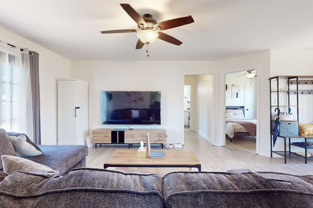 Oak Grove House | Pet-Friendly 3-Bed, 2-Bath Fenced House Near Ft. Campbell, KY