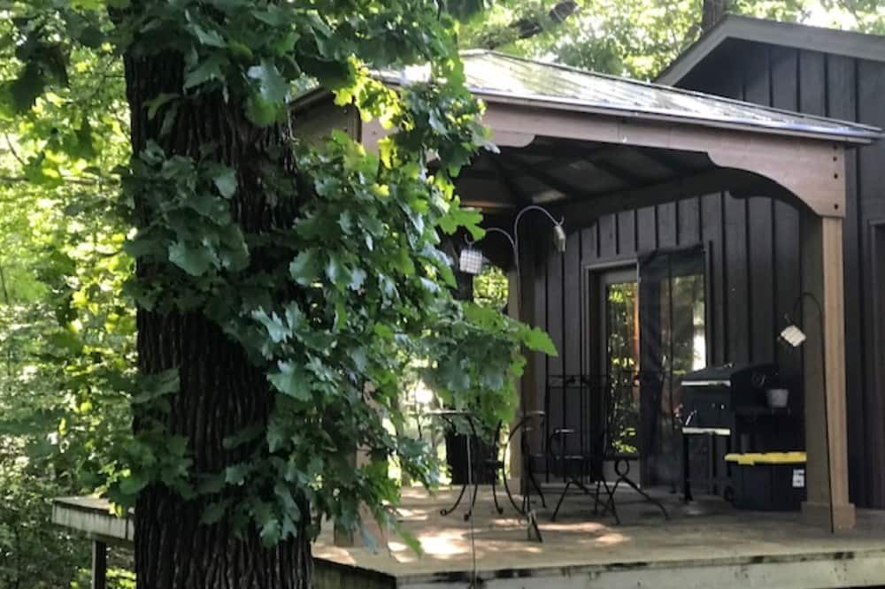 Boone County Cottage | 2 Bedroom Woodsy Cottage with private outdoor area and wifi.