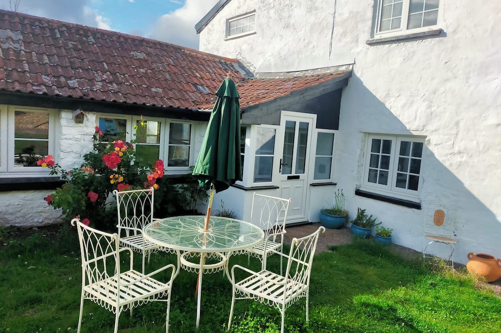 St. Brides Netherwent Villa | Peaceful 18th Century Barn Conversion 2BR/sleeps 4, dog friendly, free parking.