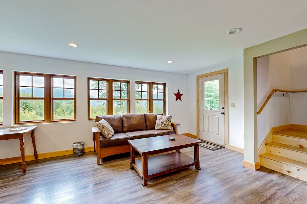 Franconia House | Cozy two-story mountain home with beautiful views & furnished patio