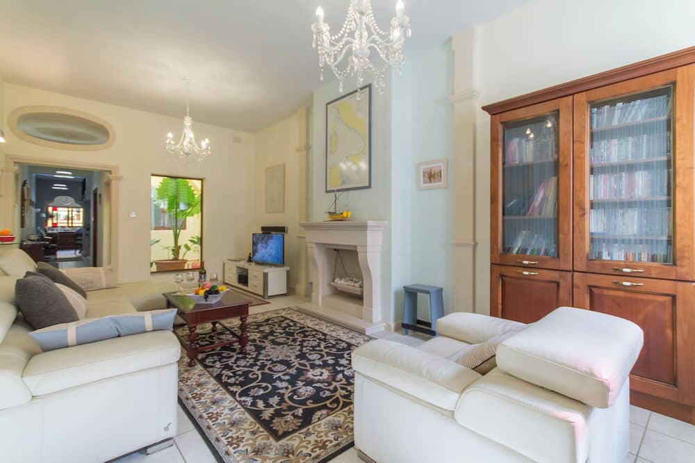 Kalkara Villa | Well Located Cozy house & Courtyard Kalka