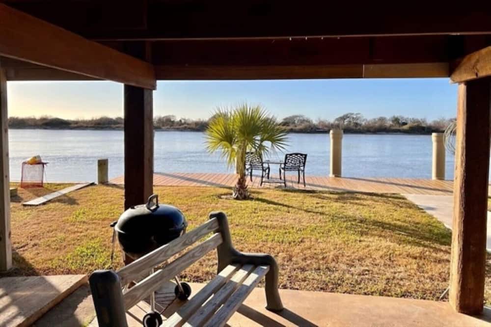 Matagorda Cabin | Waterfront Cabin includes lighted fishing pier on the Colorado River