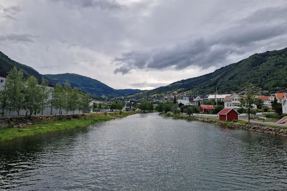 Sogndal Apartment | Cozy apartment in the center of Sogndal, right by the sea and with its own patio
