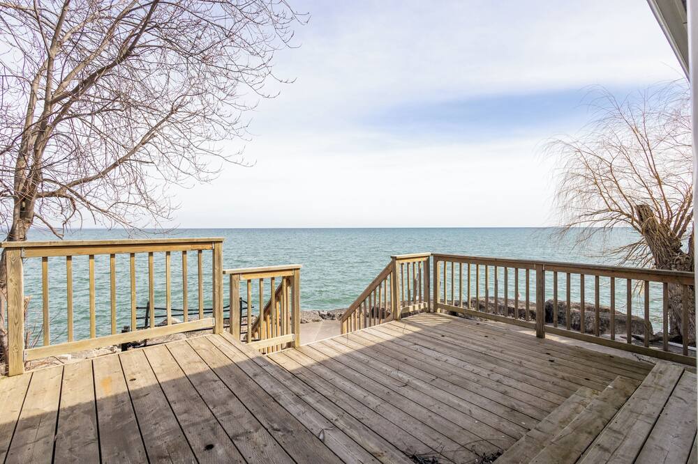Stoney Creek Cottage | Beautiful 3Br Waterfront Cottage Located Directly on Lake Ontario!