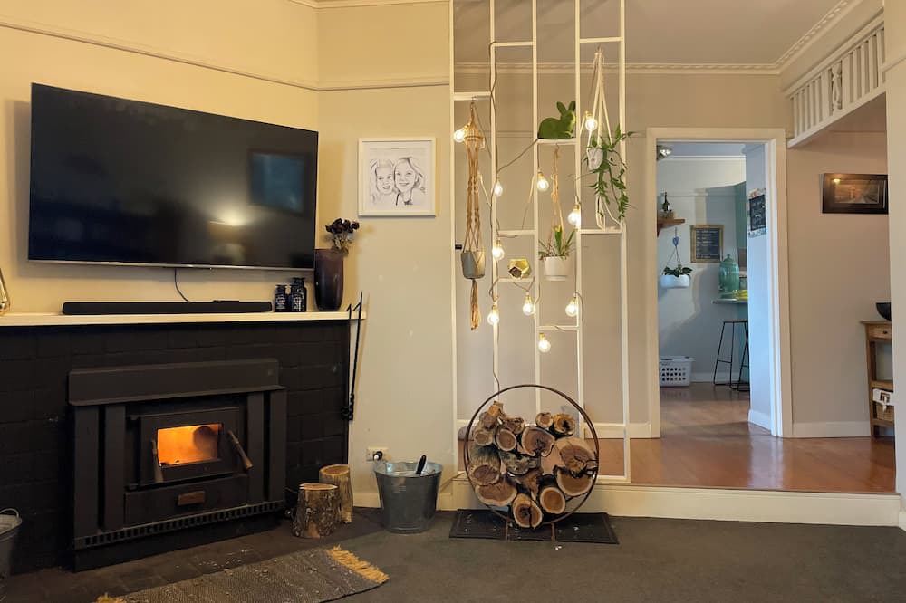Yarragon House | Yarragon village countryside retreat, private & cosy