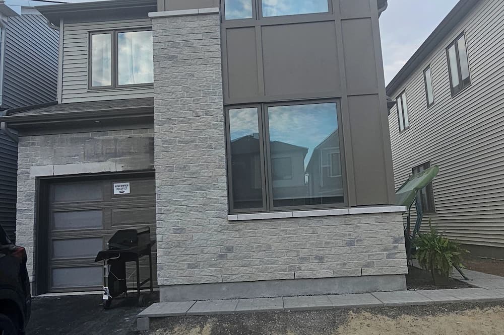 Ottawa Division House | Cozy One room Unit in a House, in a great location in Barrhaven Half Moon Bay.