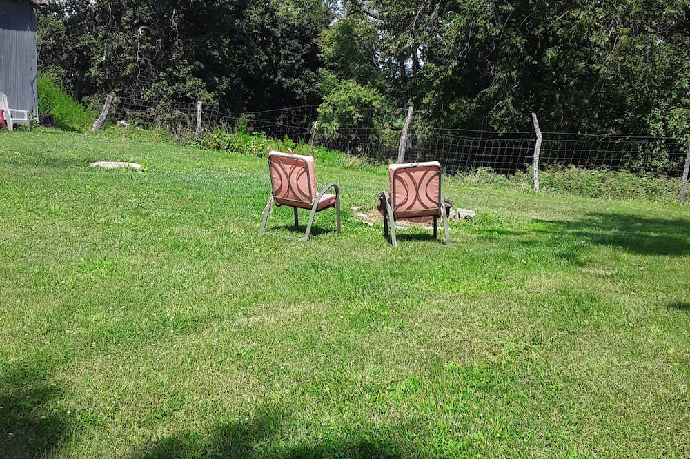 Plainview House | Pleasant 2-bedroom country farm house with AC in Medora. City get-a-way