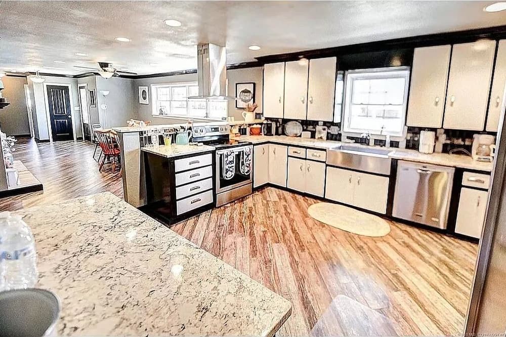 Pryor House | Expansive 3700+ sq ft retreat w/ sauna! Minutes to antique shops.