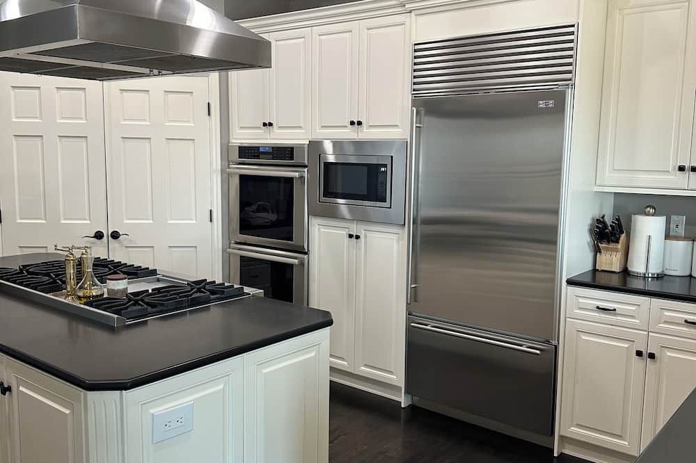 Mica House | Lovely Family Fun Home in Spokane with POOL, HOT TUB, Full Sport Court, Sauna