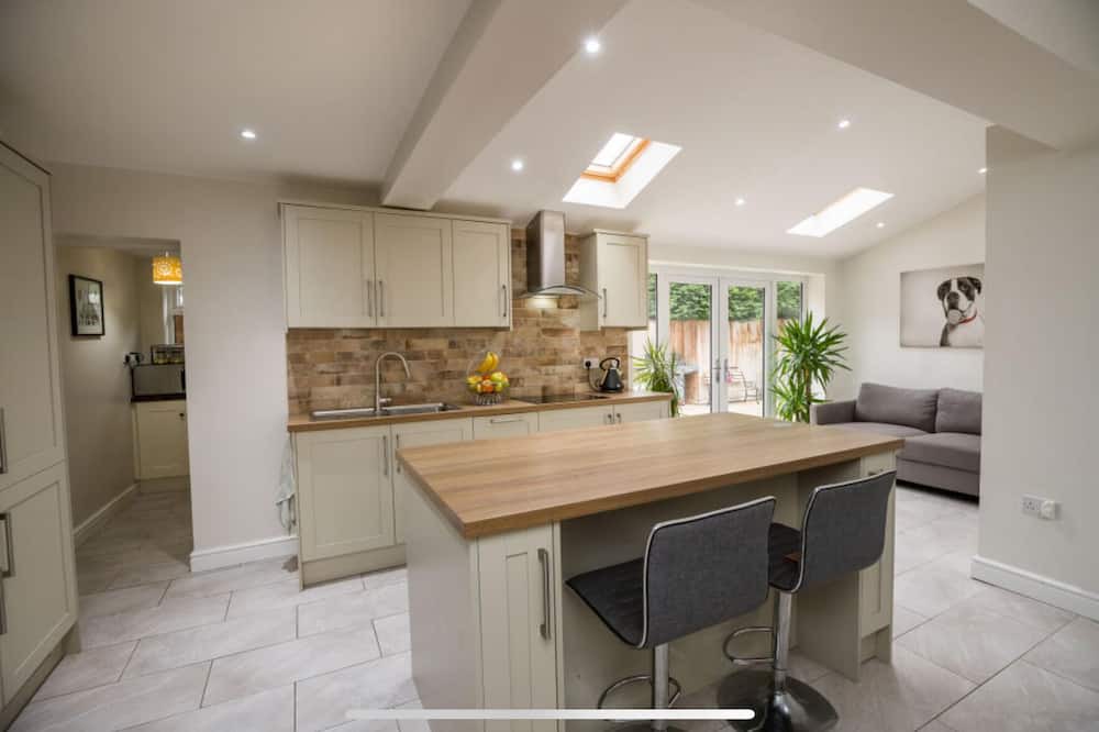 Gresford House | Lovely 3-bedroom house with Hot tub