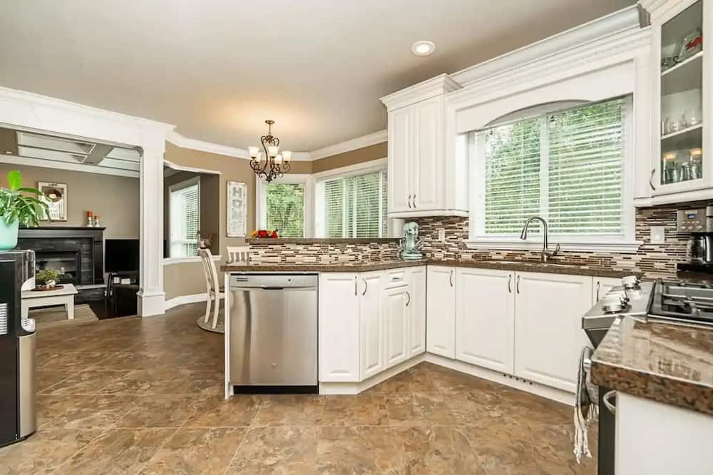 Aldergrove House | Nice and peaceful family house. nPet friendly