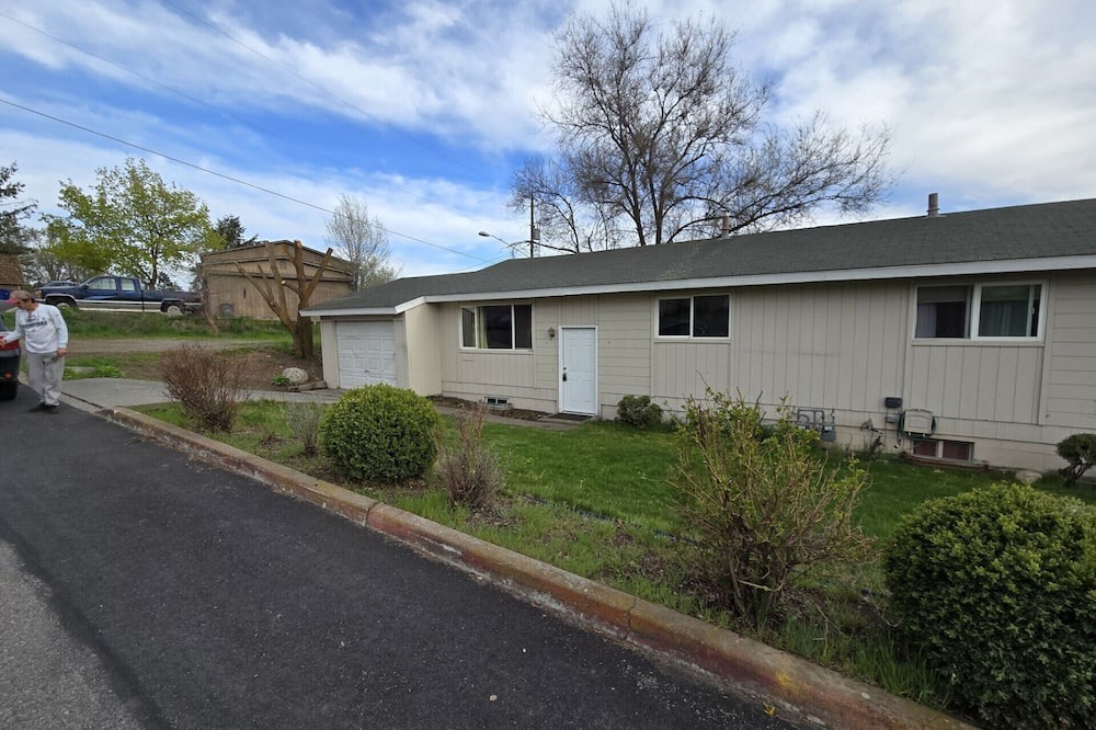 Spokane Valley House | Fully furnished 4bed 2bath Townhome in convenient location of Spokane Valley.