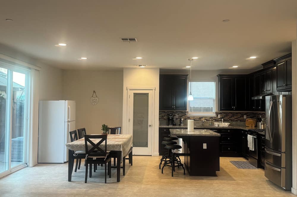 Manteca House | Very spacious fully furnished home for family & professionals.