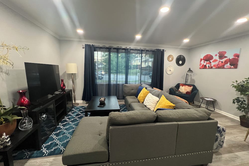 Walker Mill House | Spacious 5-bedroom house with driveway & backyard near DC and JB Andrews