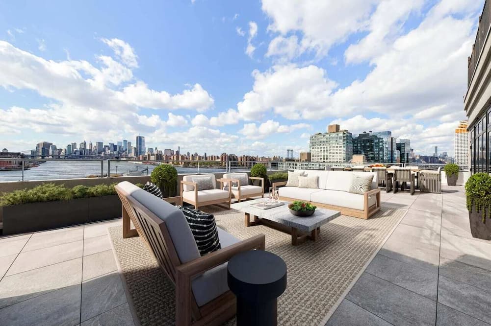 Williamsburg Apartment | Skyline Manhattan Views - Luxury Queen Suite - Outdoor Pool Williamsburg