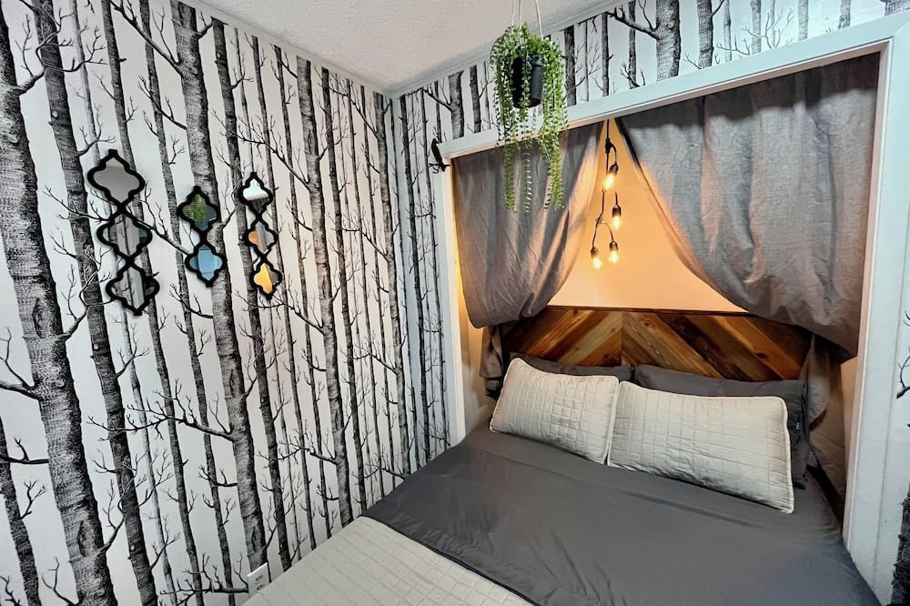 Old Enfield Apartment | Downtown Bungalow -walking distance to parks, restaurants, and everything !