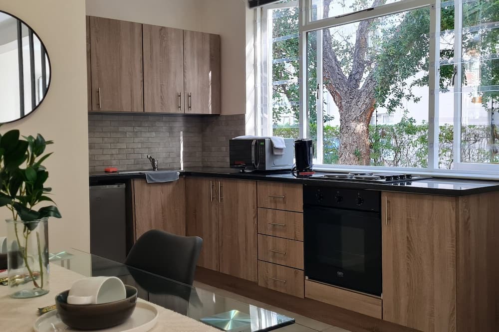 Rondebosch Apartment | Green Oasis apartment nestled among tall trees- extra length bed, queen size