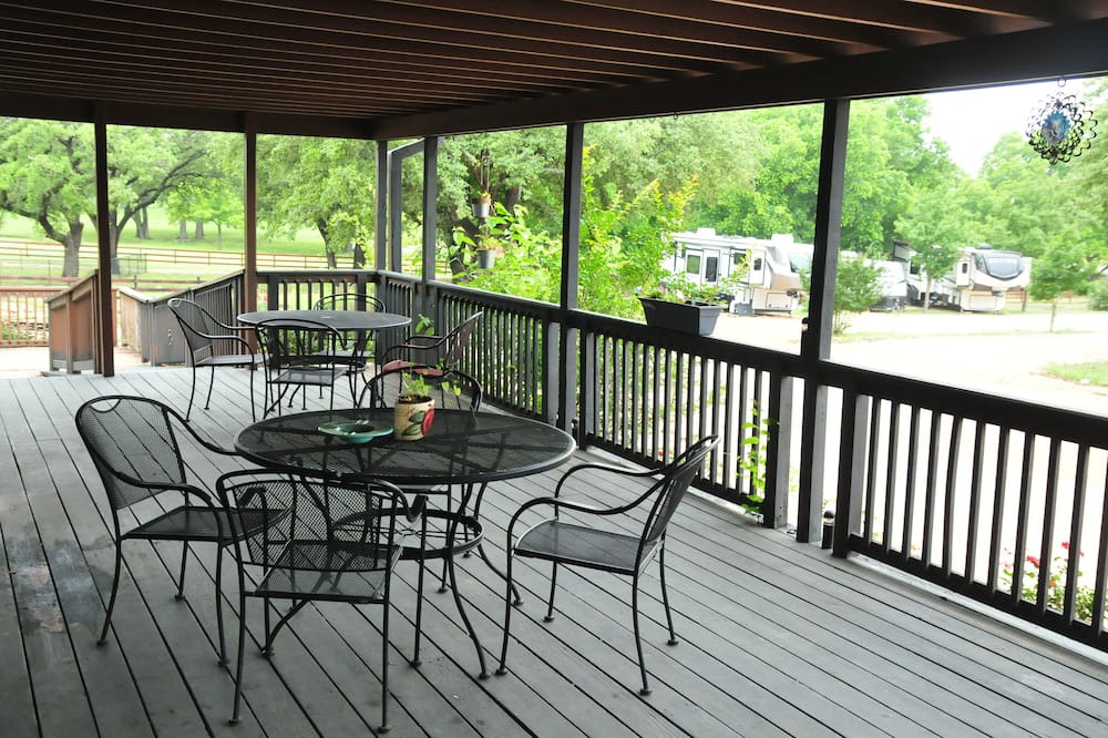 Goldthwaite Cabin | Concho Cabin - Full kitchen, hot shower, and free Wi-Fi!