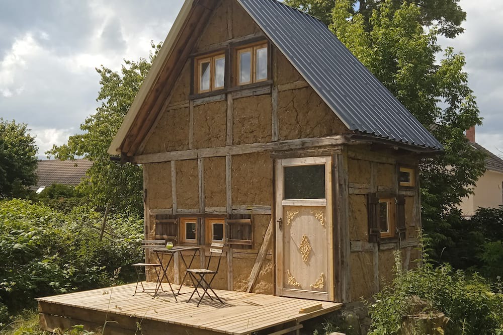 Kletzin Cabin | Tiny-house aus Holz und Lehm mit Eigenem Gartenbereich