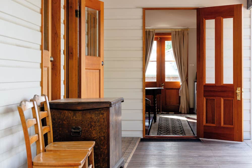 Bolwarra Bed & Breakfast | Maddies is delighful country home built in the 1800's. Pet friendly!