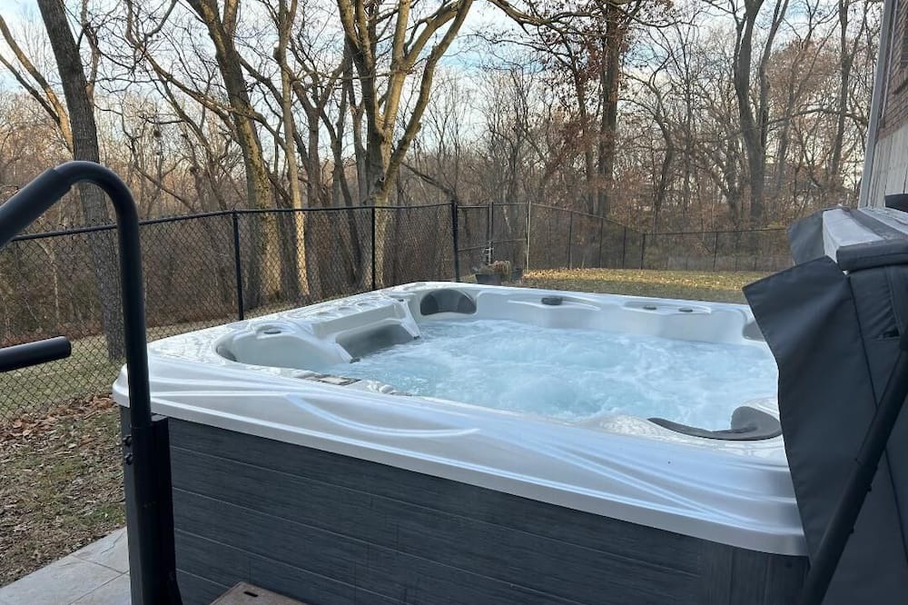 Hannibal House | Spacious executive home, close to Historic trails, w/hot tub, pet friendly.