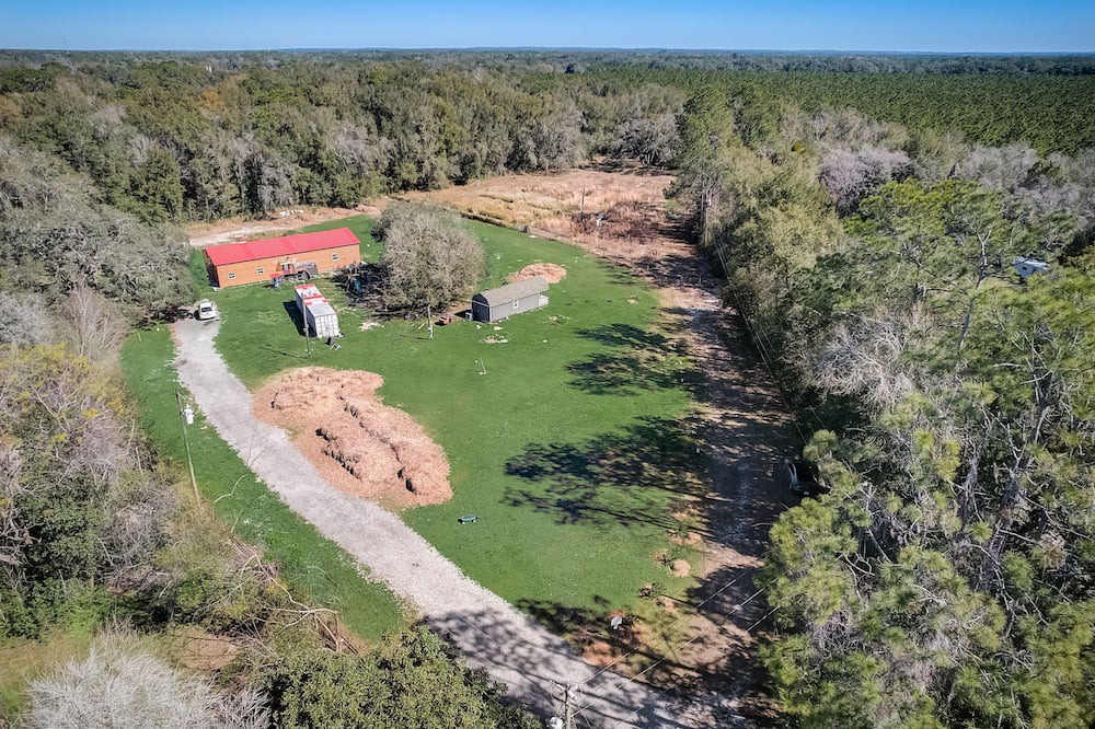 Spring Hill House | 🐓Your cozy RV PARK retreat! Nature, play & chickens - who could ask for more?!