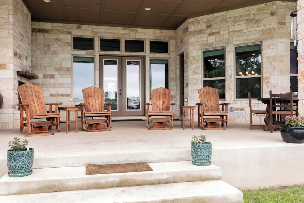 Willow City Bed & Breakfast | Porter Haus: Rosewood | 1/1 King Suite, Breakfast Provided