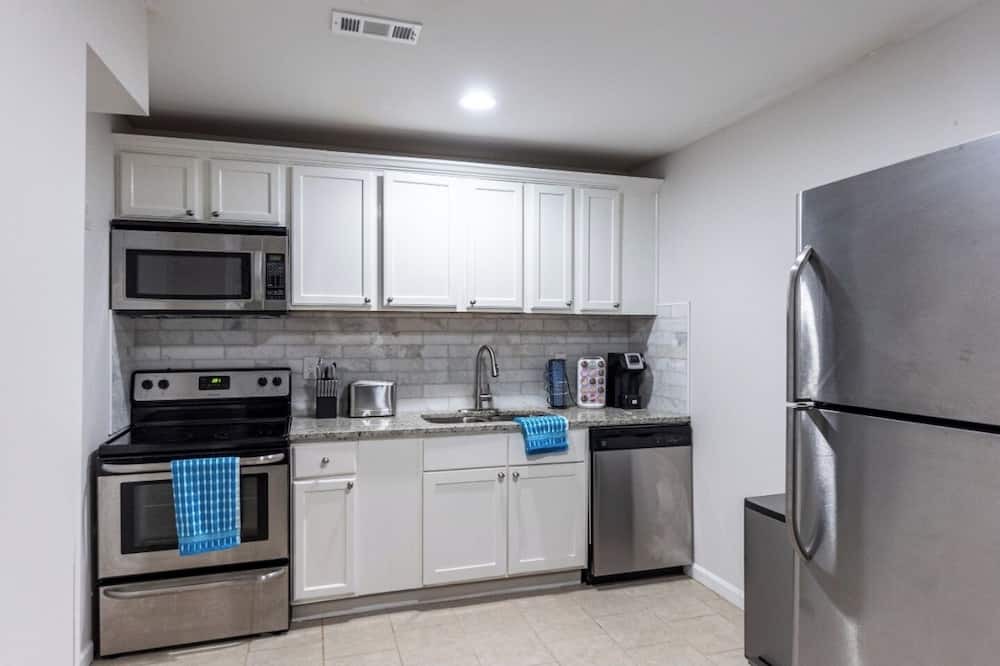 Dacula House | Luxurious Suite with 5-Star Amenities and Prime Location!