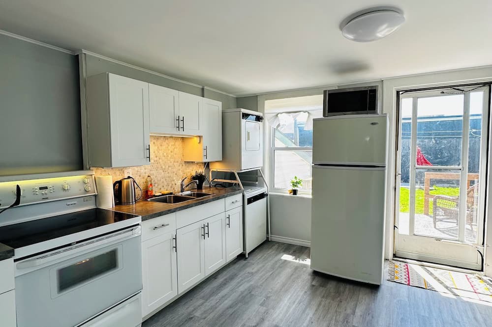 Peterborough House | Cozy Two Story House with Patio, BBQ and Backyard