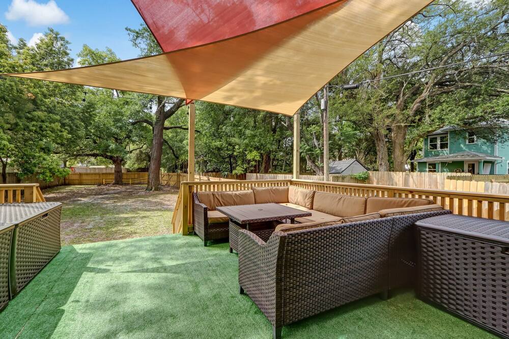 Urban Core Cottage | Sleeps 11, 9 beds