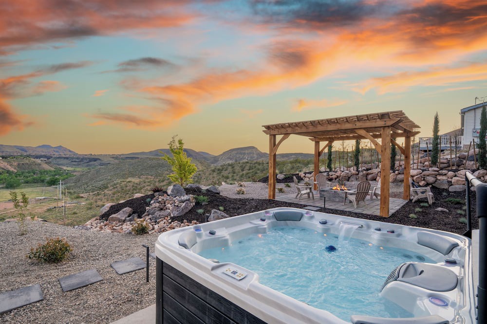 Toquerville Condo | The Watchman by AvantStay | 20 Min to Zion | Hot Tub + View