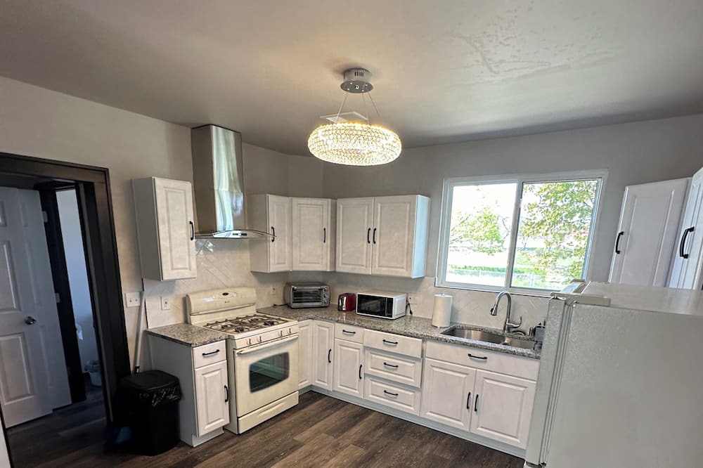 Roseville House | Modern Oasis: Spacious 6-Bedroom