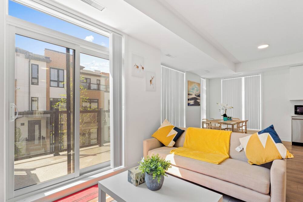 Brookhaven - Amesbury House | Toronto Luxe - 3BR, 3WR Modern and Cozy House