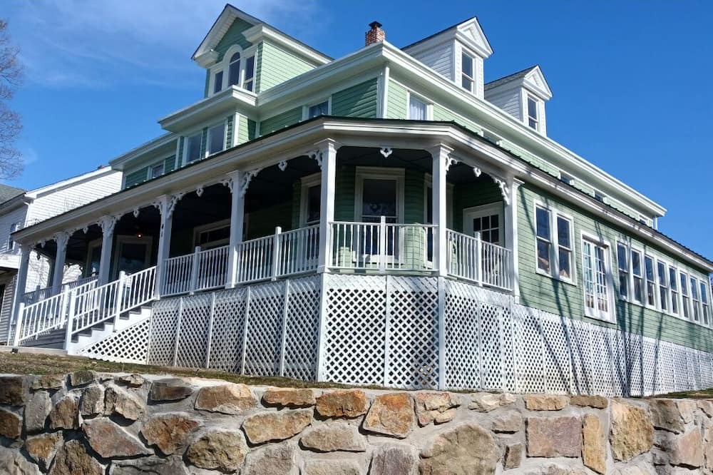 Berkeley Springs Bed & Breakfast | River Retreat Suite In Town!- Inside Grand Castalian Inn Bed and Breakfast