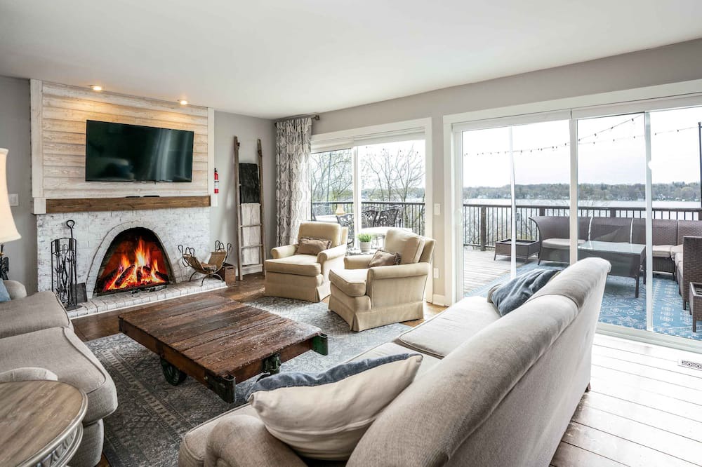 Twin Lakes House | Highland House – 8 BDR Home Sleeps 23! Private Pool, Pet Friendly