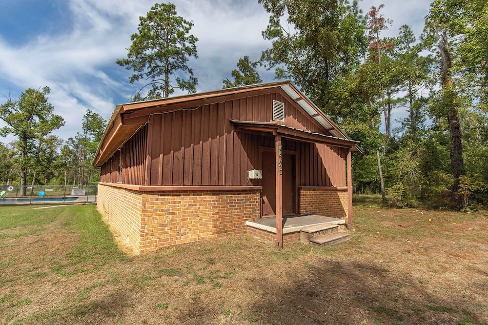 Dry Creek Cabin | Escape to Bundick Lake: Your Charming Cabin Retreat Awaits
