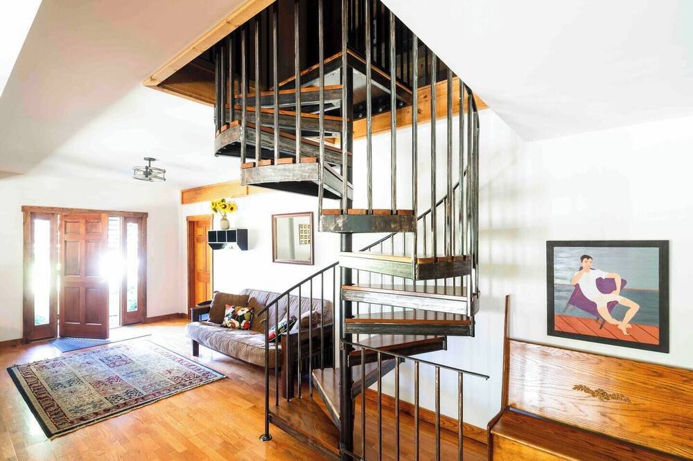 Pomona Cabin | This cabin is a 5 bedroom(s), 3 bathrooms, located in Pomona, IL.