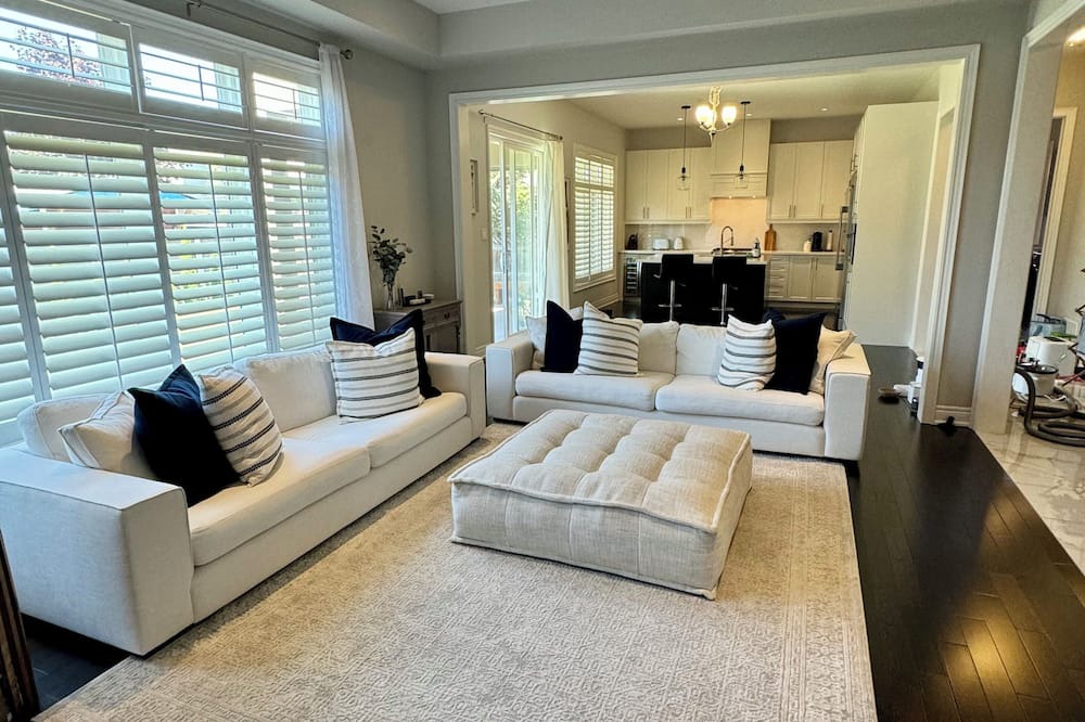 Stoney Creek House | Executive Lakeview Home