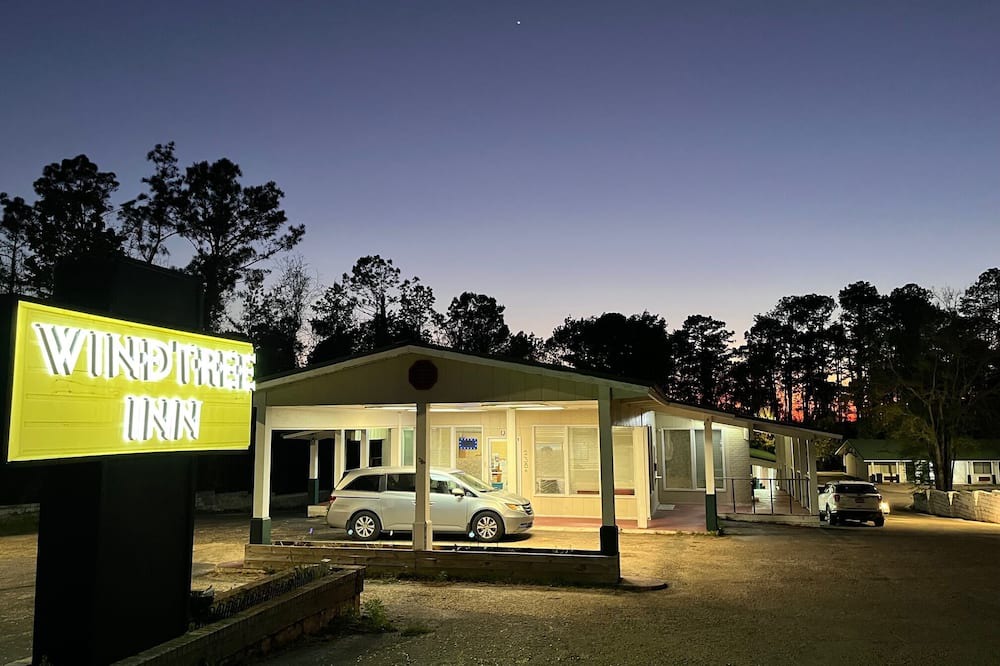 Grove Hill Cabin | Quiet Lodge, with FREE WIFI and FREE BREAKFAST. Pet friendly!