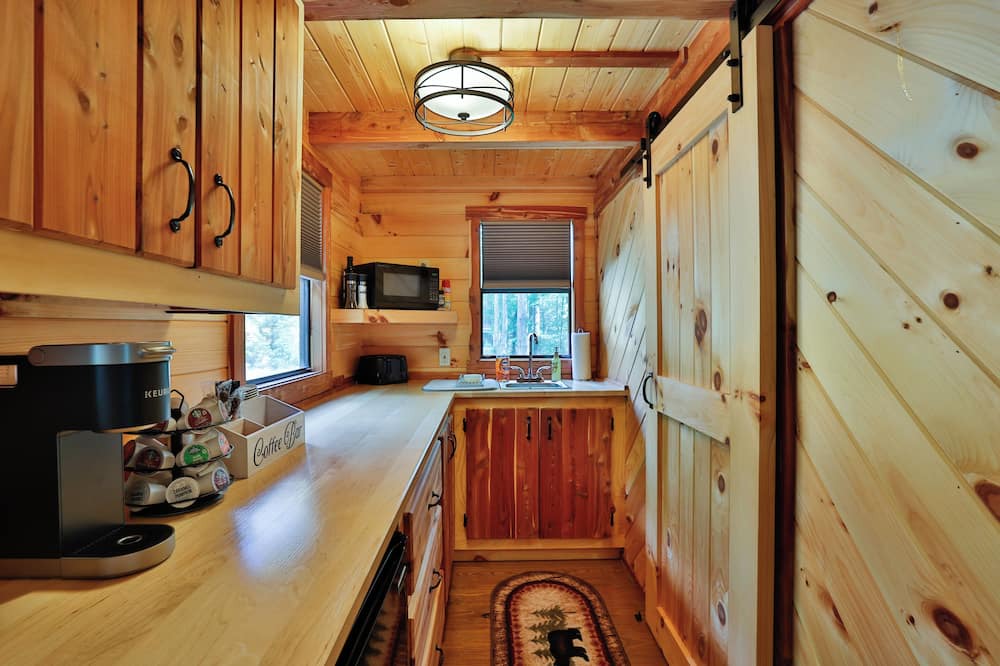 Eldred Cabin | Secluded Cabin on a Private Lake w/kayaks and great outdoor activities