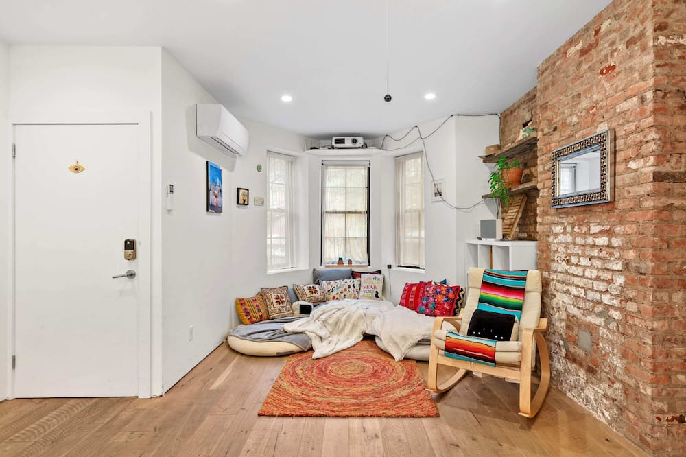 Bushwick Apartment | Starr Manor by Rove Travel |5 BR Townhome w/Patio