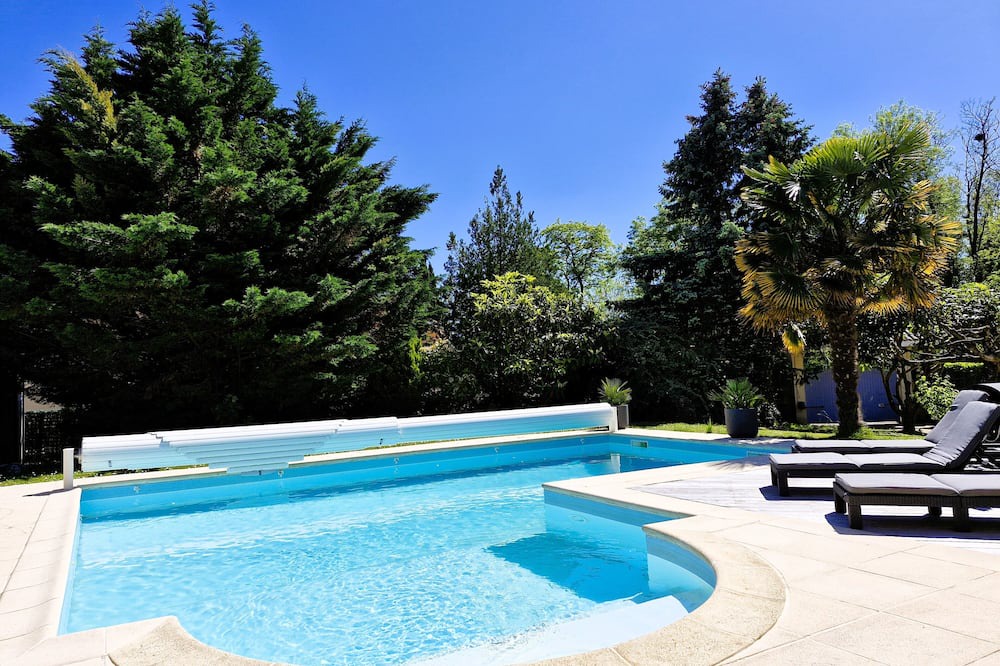 Neyron House | Maison Proche Lyon. 4 Chambres, Piscine, Baby Foot, Trampoline