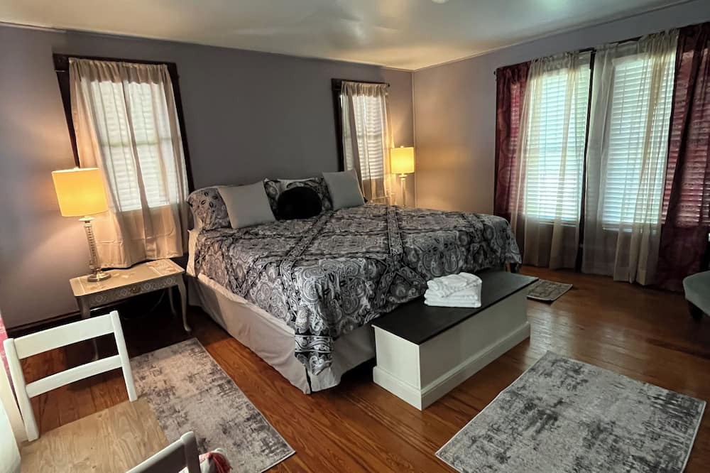 Damascus House | King Room along VA Creeper Trail and AT Pet friendly