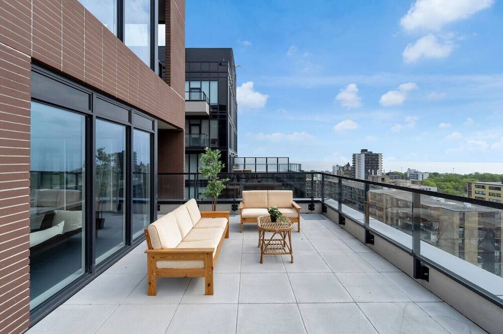 Parkdale House | Sunset View - Luxury 2BR - 5 min to Exhibition Place