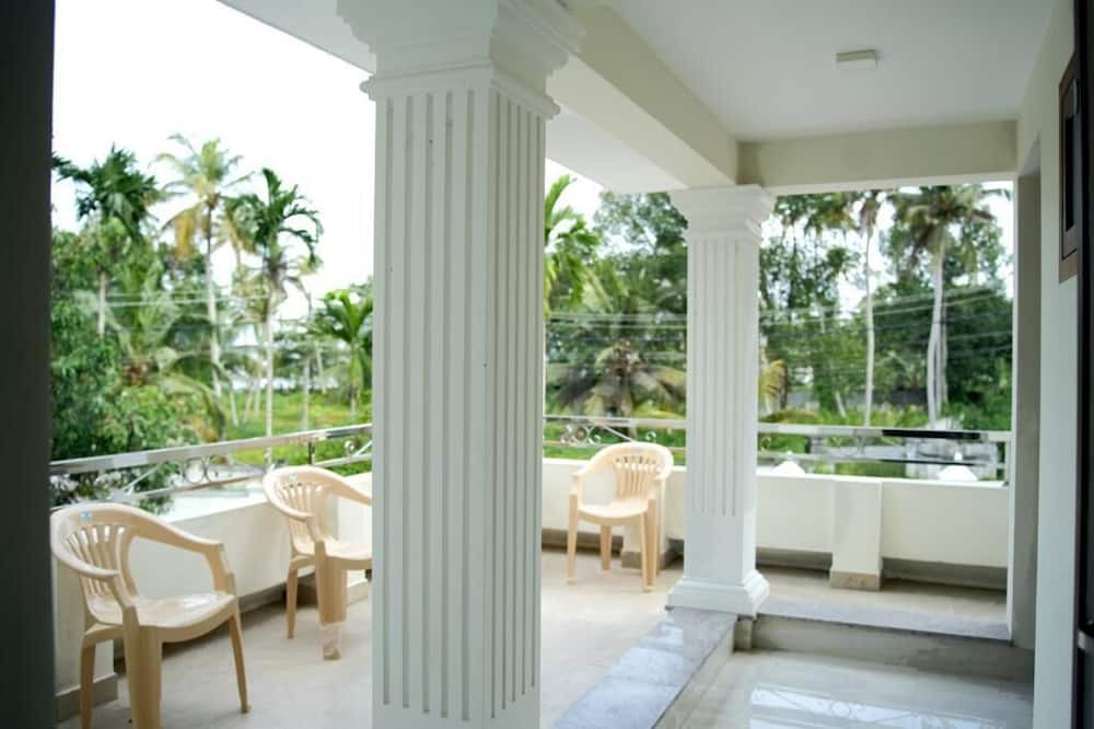 Thanneermukkom Villa | Lakeshore Premier Serviced Villa - Professionally staffed - Food & Accommodation