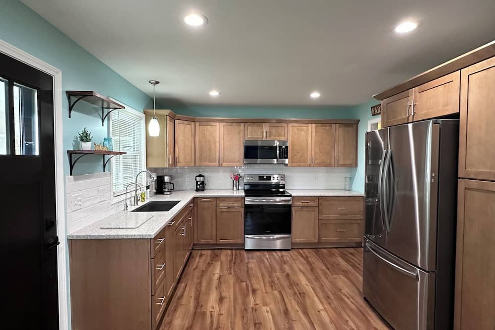 Owosso Apartment | The Middleton - a 6 bed, 3 acre, classy home just minutes from town.
