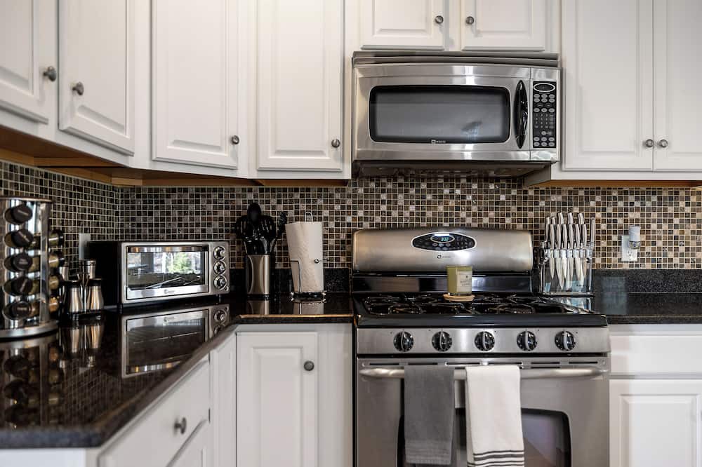 Monroe House | Peaceful & Spacious Home with Pool