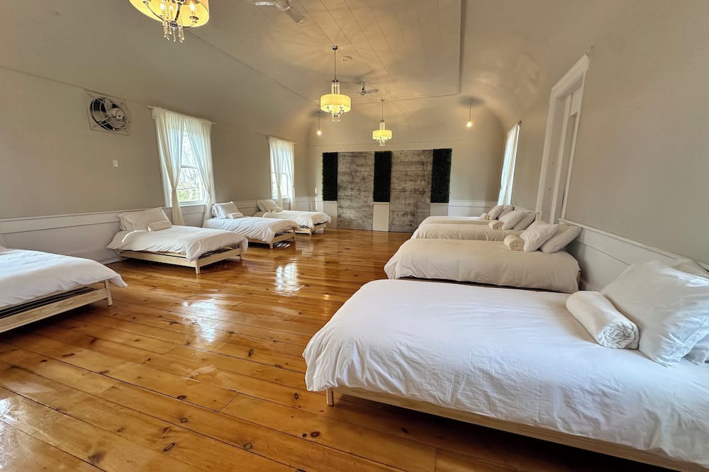 Vittoria House | Brand New Listing! Perfect for groups - close to beaches, wineries, restaurants