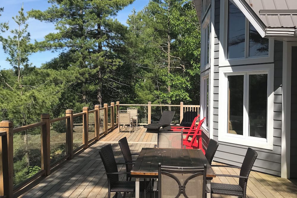 Georgian Bay Cottage | Beautiful newly built, water access only Cottage in Honey Harbour