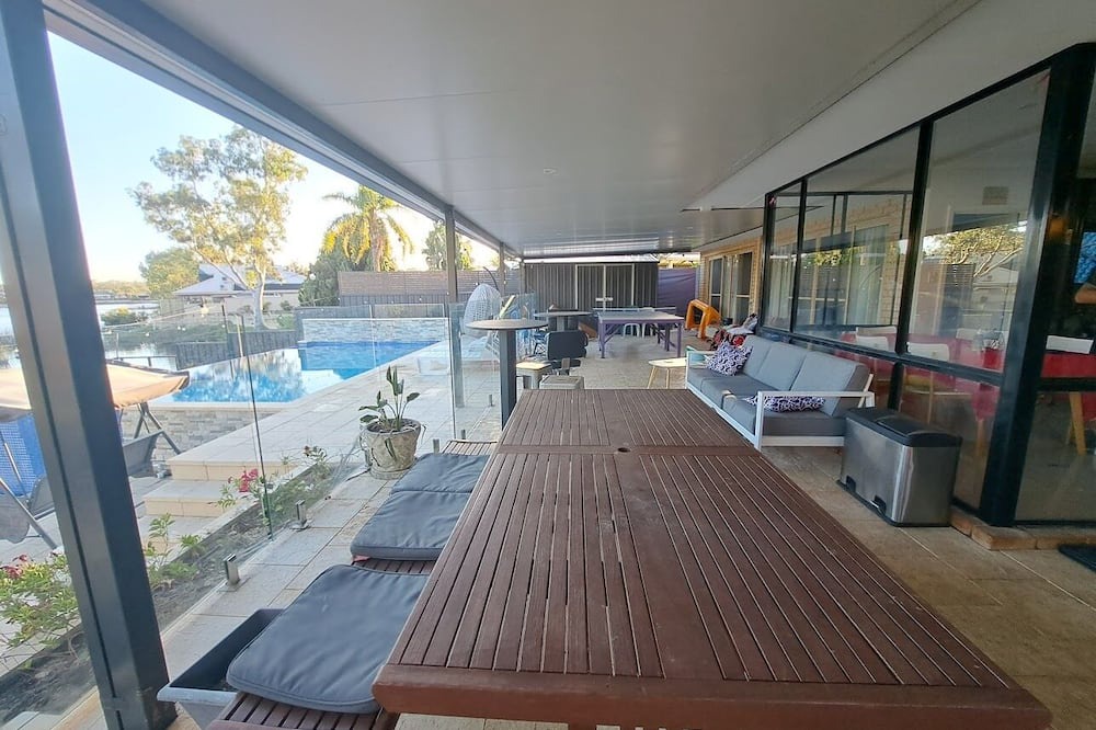 Ballajura House | Paradise on the Lake - King Room